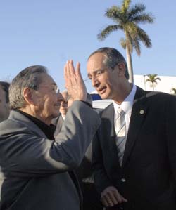 EL Presidente cubano Ra�l Castro Ruz despidi� a su hom�logo guatemalteco, Alvaro Colom, en el aeropuerto internacional Jos� Mart�. Foto: Ricardo L�pez Hevia
