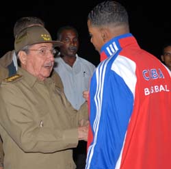 El Presidente de los Consejos de Estado y de Ministros conversa con el joven Yoennis Céspedes. Foto: JORGE LUIS GONZÁLEZ