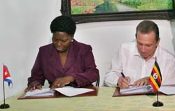 Kadaga y Crombet suscribieron el acuerdo. Foto: YANDER ZAMORA