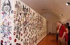 l grupo de creaci�n Nuevos Ricos, de M�xico, trajo a la Bienal una instalaci�n mural sobre la pirater�a musical. Foto: Yordanka Almaguer