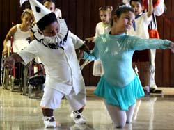 El sobrecogedor espect�culo de danza y baile protagonizado por alumnos de la escuela Solidaridad con Panam�, demostr� que la voluntad y el empe�o profesional invalidan cualquier limitaci�n f�sico-motora. Foto: Yander Zamora