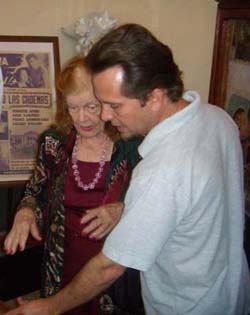Carilda valora los testimonios recogidos en la exposici�n conmemorativa del estreno del cinemat�grafo en Matanzas.
