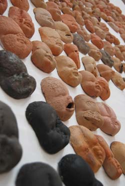 Estas son las m�scaras de cer�mica que remedan El grito, de Munch. Su autor: Wilber Ortega.