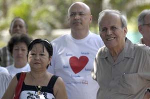 Ricardo Alarcon de Quesada (Der), Presidente de la Asamblea Nacional de Poder Popular, Gabriel Navarrete (Centro) Presidente de la ONG espa�ola Cultura y Cooperacion y Flora Fong (Izq) destacada artista cubana durante la inauguracion del parque El Unicornio Azul en favor de la liberacion de los cinco cubanos antiterroristas. FOTO: Sergio ABEL REYES (AIN)