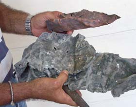Fragmentos de forros de plomo y cobre pertenecientes a la estructura del barco hundido localizado recientemente en Guanabo. Fotos: Ismael Batista
