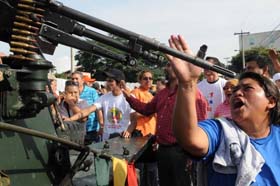Los civiles se enfrentan a los soldados en los alrededores de la casa presidencial en Tegucigalpa, para exigir el retorno del presidente Manuel Zelaya