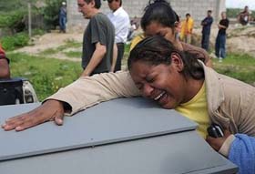 La hermana de la joven Isy Murillo, de 19 a�os, asesinada ayer por los golpistas, en la despedida de los restos.