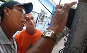 El metro me avisa del engaño, asegura el inspector Rafael Márquez, y debo proceder. Pero la tendencia a cometer fraude disminuye, debido a la aplicación de multas y otras medidas severas, y a la instalación de metros contadores modernos. Fotos: Yordanka Almaguer