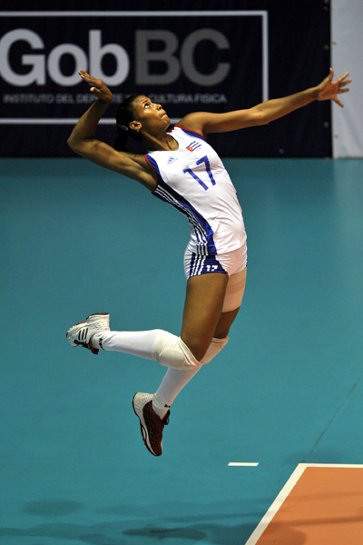 Giselle de la Caridad Silva hizo estragos con su servicio en el primer set. Fotos: Getimage
