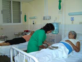 Algunos de los primeros pacientes atendidos en quimioterapia. Fotos: Modesto Guti�rrez