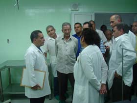 En di�logo con el personal del centro inaugurado, Balaguer lo exhort� a seguir el ejemplo del colectivo del Hospital Doctor Gustavo Aldereg�a. Foto: Julio Mart�nez