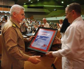 El Comandante de la Revoluci�n Ramiro Vald�s, miembro del Bur� Pol�tico, entreg� a Abraham Maciques, un diploma de reconocimiento y una carta de felicitaci�n al colectivo del Palacio de las Convenciones, enviados por el General de Ej�rcito Ra�l Castro. Foto: Juvenal Bal�n