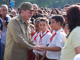 Al finalizar la ceremonia, Ral salud a pioneros y profesores de Ciudad Escolar Libertad. Foto: Otmaro Rodrguez