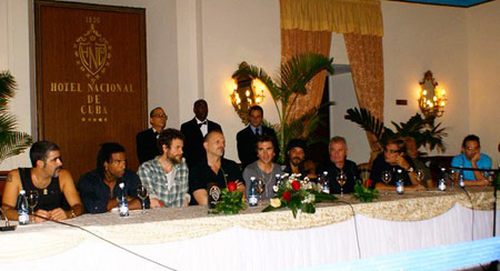 Juanes junto a algunos de los artistas que lo acompañaran este domingo en el II Concierto Paz sin Fronteras con sede en La Habana. Foto: La Jiribilla