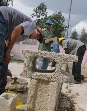 En las escuelas de capacitacin los obreros no solo reciben clases tericas, sino que tienen oportunidad de practicar en los polgonos. Fotos: Yaim Ravelo