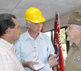 Ramiro, junto a Jos Ramn Monteagudo, recibe una explicacin de los trabajos realizados en la termoelctrica. Foto: Magalys Chaviano