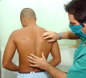 A Kendry, como a los otros, le qued la espalda marcada de planazos. Fotos: Juvenal Baln