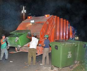 Con motivación han acogido los trabajadores la recogida nocturna de desechos. Fotos: Yaimí Ravelo y Jorge Luis González