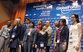 En el lateral derecho, la cubana Annia Martínez junto a los demás ganadores del concurso Voces Jóvenes en la Investigación Sanitaria. Foto: Yaimí Ravelo