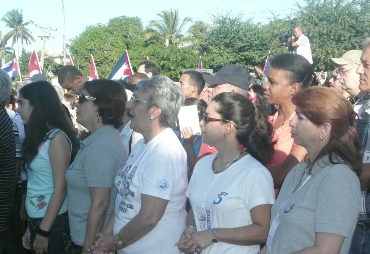 Foto-familiares-cinco: Los familiares de Los Cinco presentes en el acto de solidaridad efectuado en la ciudad de Holgun.
