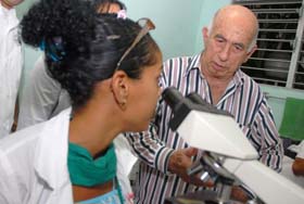 Machado Ventura comparti en Holgun con trabajadores de la Salud. Foto: Juan Pablo Carreras