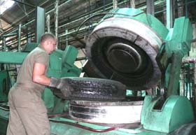 El operador Maikel Moreno Salazar atiende el �rea de las prensas donde se le impregna el caucho a los neum�ticos. Foto del autor