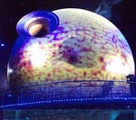 El Planetario está situado en el interior de esta enorme esfera que representa al Sol y dispone de un confortable teatro espacial con 65 capacidades para presenciar las proyecciones. Foto: Otmaro Rodríguez