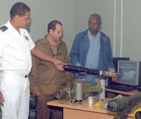 Al frente de un grupo multidisciplinario de investigadores, el capit�n de Fragata Rolando Cabrera Pedroso tiene notables aportes en la modernizaci�n del armamento coheteril. Foto: Ismael Batista