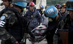 A 10 d�as del sismo socorristas internacionales a�n rescatan a atrapados entre los escombros.