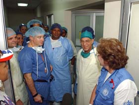 Mirta Roses, directora de la Organizaci�n Panamericana de la Salud, comparti� con los miembros de la brigada m�dica que labora en el Hospital La Paz. Foto: Juvenal Bal�n