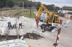 En las labores de reparaci�n del crucero Penichet, fue utilizada una moderna m�quina multiprop�sito KGT-V, que humaniza el trabajo del ferroviario. Foto: Ismael Batista
