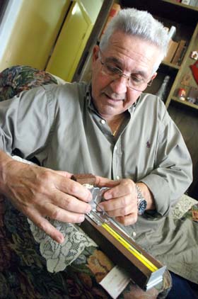 En la grfica, Ramn Torres muestra cmo funciona el equipo para agilizar la recogida y posterior conteo de los boletos. Foto: Otmaro Rodrguez