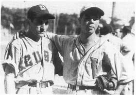 Una foto hist�rica: Marrero y el lanzador venezolano Daniel �Chino� Can�nico. Ambos protagonizaron inolvidables duelos en el Mundial de 1941.