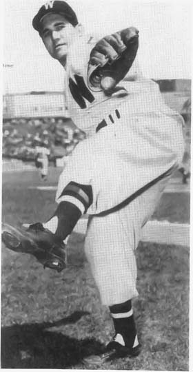 Conrado Marrero calentando en el estadio de los Yankees de Nueva York, en 1950.