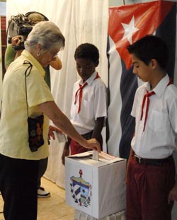 Magali LLort (I), madre de Fernando Gonzlez, uno de los Cinco antiterroristas cubanos presos en los Estados Unidos, ejerce su derecho al voto, en el colegio No. 3 de la circunscripcin 86, del Consejo Popular Vibora, en el municipio 10 de Octubre.  FOTO: Roberto MOREJON RODRIGUEZ (AIN)