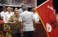 En el marco del X Congreso de la ANAP, Ral Castro entreg la Bandera Aniversario 50 del Triunfo de la Revolucin a la delegacin de Cienfuegos. : Foto: Ricardo Lpez Hevia