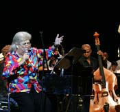 Sara Gonz�lez dedic� su canto a Celina. Foto: Yander Zamora