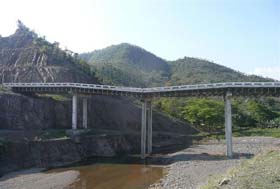 El puente sobre el r�o La Magdalena es uno de los que corre peligro de colapsar. Foto del autor