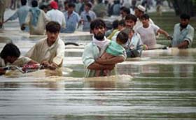 Cientos de miles de afectados por las inundaciones esperan rescate y ayuda.