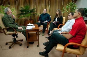 Fidel conversa con periodistas venezolanos. De derecha a izquierda: Andr�s Izarra, Walter Mart�nez, Vanessa Davis y Mario Silva. Foto: Roberto Chile