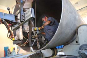 En el taller de la Base Central de Reparaciones, en Marianao, nace una chimenea tras otra. La nueva tecnologa agiliza la produccin. Fotos: Otmaro Rodrguez