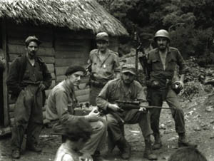 De pie, de izquierda a derecha, los combatientes rebeldes: Ignacio Leal D�az, Ciro Redondo y Camilo Cienfuegos; sentados sobre unas piedras: Marcelo Fern�ndez Font y el Comandante Fidel Castro.