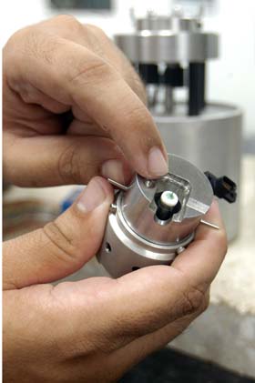 Especialistas del Instituto de Ciencia y Tecnolog�a de Materiales, pusieron en marcha el primer microscopio de efecto t�nel hecho en Cuba. Foto: Ra�l L�pez 