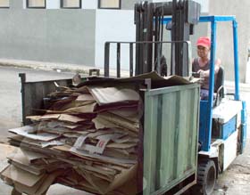 El centro comercial Carlos III aporta cerca de dos toneladas de cartón al mes. Foto: Ismael Batista