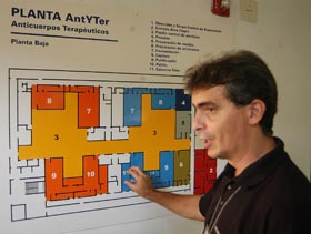El doctor en Ciencias T�cnicas David Curbelo explica detalles sobre el funcionamiento de la nueva planta de anticuerpos monoclonales terap�uticos. Foto: Ra�l L�pez