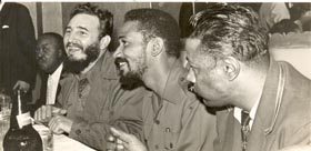 El Primer Ministro cubano, almorz� con los empleados y el propietario del hotel Theresa. Esta foto corresponde a ese momento donde Fidel es acompa�ado por el Comandante Juan Almeida