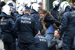 La polic�a de Riot detiene a manifestantes en Bruselas. 