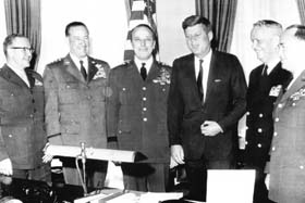 El presidente John F. Kennedy y la Junta de Jefes de Estado Mayor de EE.UU. 