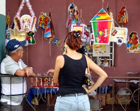 Los espacios pueden ser arrendados para ejecutar actividades por cuenta propia, como esta que se realiza en un portal ubicado en una cntrica calle capitalina. Foto: Yander Zamora