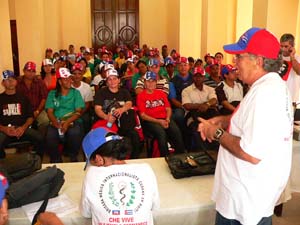 El doctor Lorenzo Somarriba L�pez, coordinador general de la Brigada M�dica Cubana, explica al cuarto grupo de la Henry Reeve, aspectos de la lucha contra el c�lera en Hait�